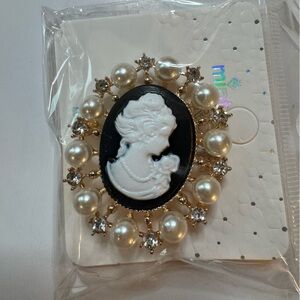 New Cameo fashion brooch